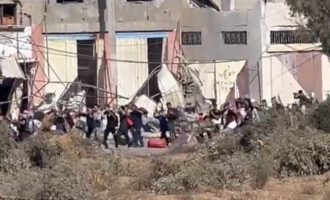 Εκατοντάδες Γαζαίοι με υψωμένα χέρια και κρατώντας λευκές σημαίες μετακινήθηκαν προς τη νότια Γάζα (βίντεο)