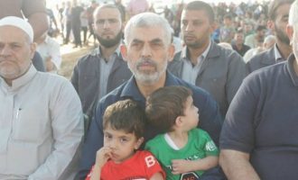 Ανθρώπινες Ασπίδες: Οι ηγέτες της Χαμάς κρατάνε αγκαλιά μικρά παιδιά για να μην τους σκοτώσουν