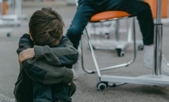 Σοκ στο Βόλο από καταγγελία για bullying σε 7χρονο – Έπαιζαν τρίλιζα στα οπίσθια του