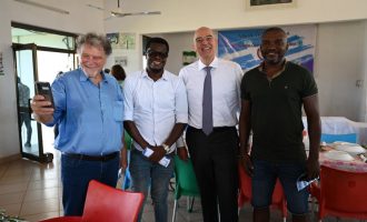 Ο Δένδιας στη Γκάνα μαζί με Οφορίκουε και Αμπονσά: Η Ελλάδα θα χρηματοδοτήσει γήπεδο ποδοσφαίρου