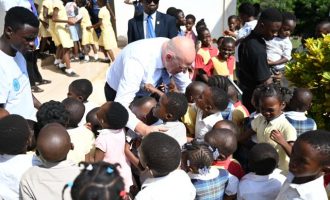 Ο Νίκος Δένδιας στο ελληνικό σχολείο στη Γκάνα: «Είμαι ευτυχισμένος που βρίσκομαι εδώ»