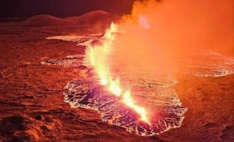Έσκασε ηφαίστειο στην Ισλανδία – Συντριβάνια λάβας