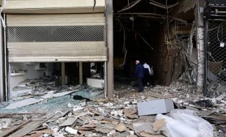 Βομβαρδισμένο τοπίο το κέντρο του Πειραιά μετά την έκρηξη βόμβας
