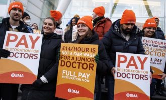 Μεγάλη Βρετανία: Απεργία ρεκόρ των γιατρών για τα εργασιακά