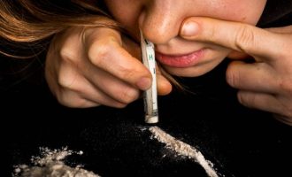 Διπλασιάστηκε η κατανάλωση κοκαΐνης τις γιορτές – Στο 85-90% η αύξηση των αναπνευστικών ιών
