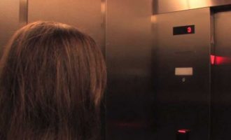 Άγιος Παντελεήμονας: Ανώμαλος μπαίνει στα ασανσέρ με ανήλικες και τις θωπεύει