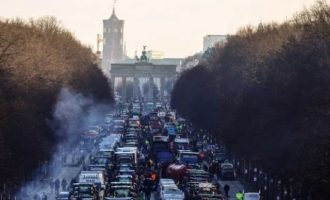 Στη Γερμανία διαδηλώνουν οι φορτηγατζήδες στο κέντρο του Βερολίνου