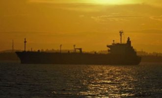 Ύποπτα για μεταφορά ρωσικού πετρελαίου τα τάνκερ με σημαία Καμερούν – Τα Εμιράτα δεν τα θέλουν