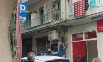 Θρίλερ στην Θεσσαλονίκη: Γυναίκα εντοπίστηκε νεκρή σε διαμέρισμα – Ο αδελφός της δεν άφηνε τους αστυνομικούς να μπουν
