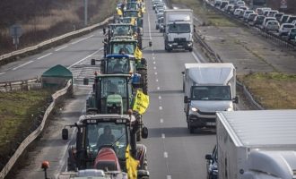 Γαλλία: Οι αγρότες πολιορκούν με τα τρακτέρ τους το Παρίσι και μεγάλες πόλεις