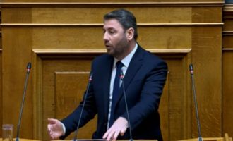 Ανδρουλάκης σε βουλευτές ΝΔ: Χειροκροτώντας τον κ. Καραμανλή, είστε όλοι συνυπεύθυνοι για τις πράξεις του
