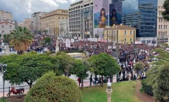 Χιλιάδες διαδηλωτές στο κέντρο της Αθήνας – «Δεν θα ξεχαστεί το έγκλημα των Τεμπών»