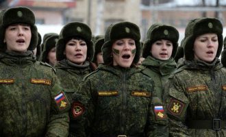 Η Ρωσία στρατολογεί γυναίκες για τον πόλεμο στην Ουκρανία, ακόμα και κατάδικους