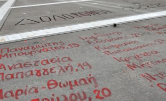 Έγραψαν τα ονόματα των 57 νεκρών του μακελειού στα Τέμπη μπροστά από το Μνημείο του Αγνώστου Στρατιώτη