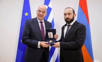 Ο Αρμένιος ΥΠΕΞ παρασημοφόρησε τον Νίκο Δένδια για την προσφορά του στη φιλία Αρμενίας-Ελλάδας