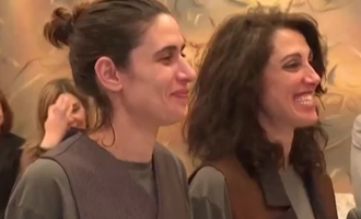 Στο Δημαρχείο της Αθήνας ο πρώτος γάμος γυναικών στην Ελλάδα (βίντεο)