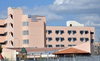 Καταρρέουν τα νοσοκομεία – Στη Λάρισα έπεσε πόρτα και τραυμάτισε ακτινολόγο