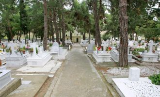 Μακάβριος καυγάς σε κηδεία: Ο αδελφός του νεκρού πέταξε στο κεφάλι της νύφης του μαρμάρινο σταυρό