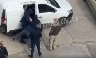 Ουκρανία: Ξύλο και συλλήψεις σε άνδρες που φεύγουν για να μην πάνε στον πόλεμο (βίντεο)