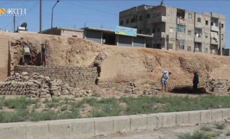 Οι Κούρδοι επισκευάζουν τα μεσαιωνικά τείχη της Ράκα στη Συρία