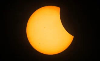 Ολική έκλειψη ηλίου: Σε εξέλιξη το σπάνιο φαινόμενο – Live εικόνα από τη NASA