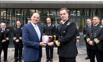 Ο Νίκος Δένδιας στο Ναυτικό Στρατηγείο του ΝΑΤΟ: Η Ελλάδα με μακραίωνη ναυτική ιστορία και τον μεγαλύτερο εμπορικό στόλο παγκοσμίως, συμμετέχει ενεργά και ουσιαστικά