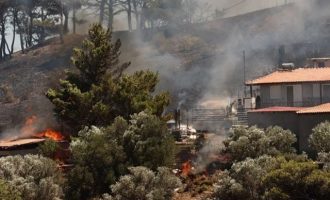 Μαίνεται η μεγάλη φωτιά στην Κερατέα – Κάηκαν σπίτια