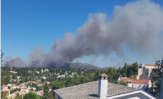 Στις φλόγες η Σταμάτα: Απειλούνται σπίτια – Μήνυμα του 112 για απομάκρυνση κατοίκων