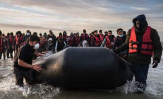 Βρετανία: Σχεδόν ένα εκατομμύριο ανθρώπους έφτασε το 2023 η καθαρή μετανάστευση