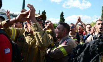 Οργή! Τα ΜΑΤ σάπισαν στο ξύλο τους Πυροσβέστες – Παραιτήσου Κικίλια