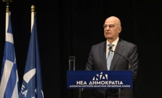 Ο Νίκος Δένδιας στην Πάτρα συζήτησε για λιμάνι και σιδηρόδρομο, συνάντησε τον Μητροπολίτη, έκοψε την πίτα της ΝΔ