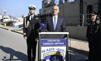 Νίκος Δένδιας από τα Θεοφάνεια στη Χίο: «Σήμερα διά του Τιμίου Σταυρού καθαγιάζονται οι θάλασσες επί των οποίων διεξήχθησαν αγώνες για την Ελευθερία μας»