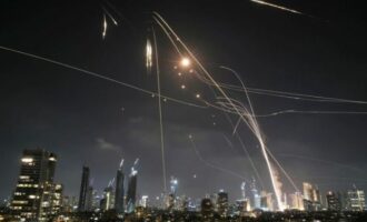 Ιράν: Δεύτερη ομοβροντία πυραύλων κατά του Ισραήλ, σειρήνες και εκρήξεις κοντά στο Τελ Αβίβ