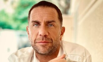 Ο Γιώργος Μαζωνάκης οδηγεί στο δικαστήριο όσους τον έκλεισαν στο «Δρομοκαΐτειο»