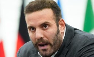 Νίκος Παππάς για ξυλοδαρμό δημοσιογράφου: «Είχα λάθος αντίδραση, στη δική του δράση-πρόκληση»