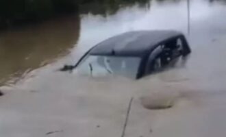 Η κακοκαιρία Byron χτυπάει άγρια τη Λακωνία – Βίντεο με διάσωση οικογένειας στη Σκάλα