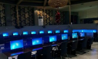 Στο πόδι η ΕΛ.ΑΣ. για τον παράνομο τζόγο των εορτών – Λουκέτο σε δύο παράνομα μίνι καζίνο σε Κερατσίνι και Θεσσαλονίκη – Βαριές «καμπάνες» στους παραβάτες