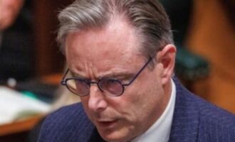 Ο Βέλγος πρωθυπουργός αρνείται να «πειράξει» τα παγωμένα ρωσικά κεφάλαια υπό τον φόβο της ρωσικής «οργής»