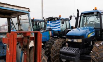 Παραμένουν τα αγροτικά μπλόκα σε δρόμους και τελωνεία της Κεντρικής και Δυτικής Μακεδονίας, στη Νίκαια και στον Ε65