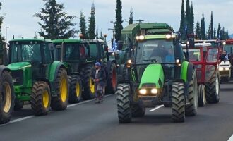 Συνεχίζουν τα μπλόκα οι αγρότες – Κλειστή η εθνική οδός Αθηνών-Θεσσαλονίκης – Πολύωροι αποκλεισμοί σε τελωνεία