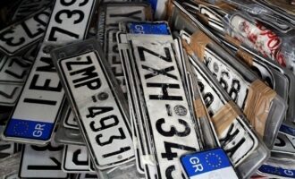 Ο Δήμος της Αθήνας επιστρέφει τις πινακίδες αυτοκινήτων λόγω εορτών