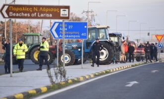 Παραμένουν στα μπλόκα οι αγρότες – Χωρίς προβλήματα η μετακίνση των εκδρομέων