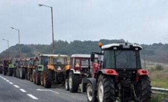 Παραμένουν στο μπλόκο της Νίκαιας οι αγρότες – Συνεχίζουν τις κινητοποιήσεις και μετά τις γιορτές