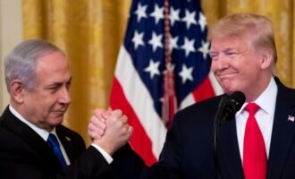 Στηρίζει Νετανιάχου ο Τραμπ και ζητά να μπει στη δεύτερη φάση της η συμφωνία κατάπαυσης του πυρός