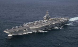 Το USS Abraham Lincoln εντός βεληνεκούς βολής από τις ιρανικές ακτές