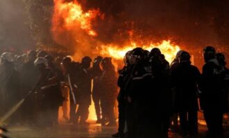 Τίρανα: Με μολότοφ και φωτιές ζήτησαν την παραίτηση Έντι Ράμα – Κατηγορείται για νοθεία και διαφθορά