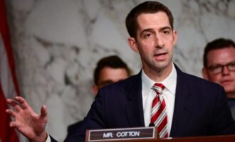 Τομ Κότον: Η νέα κυβέρνηση της Βενεζουέλας δεν μπορεί να συνεχίσει τις πρακτικές του Μαδούρο