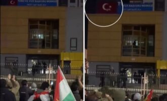 Κούρδοι διαδηλωτές κατέβασαν την τουρκική σημαία από το «Κέντρο Έκδοσης Τουρκικής Βίζας» στο Νότιο Κουρδιστάν