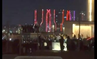 Διαδηλώσεις Κούρδων έξω από το αμερικανικό προξενείο στην Ερμπίλ: Οργή για «προδοσία» στη Συρία (βίντεο)