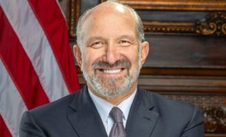 Ψυχρολουσία για τον Χάουαρντ Λούτνικ στο Νταβός: Αποδοκιμασίες και μαζικές αποχωρήσεις σε δείπνο υψηλών προσκεκλημένων